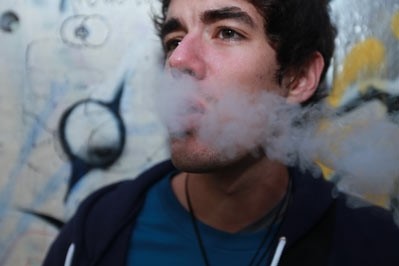 Jugendlicher raucht