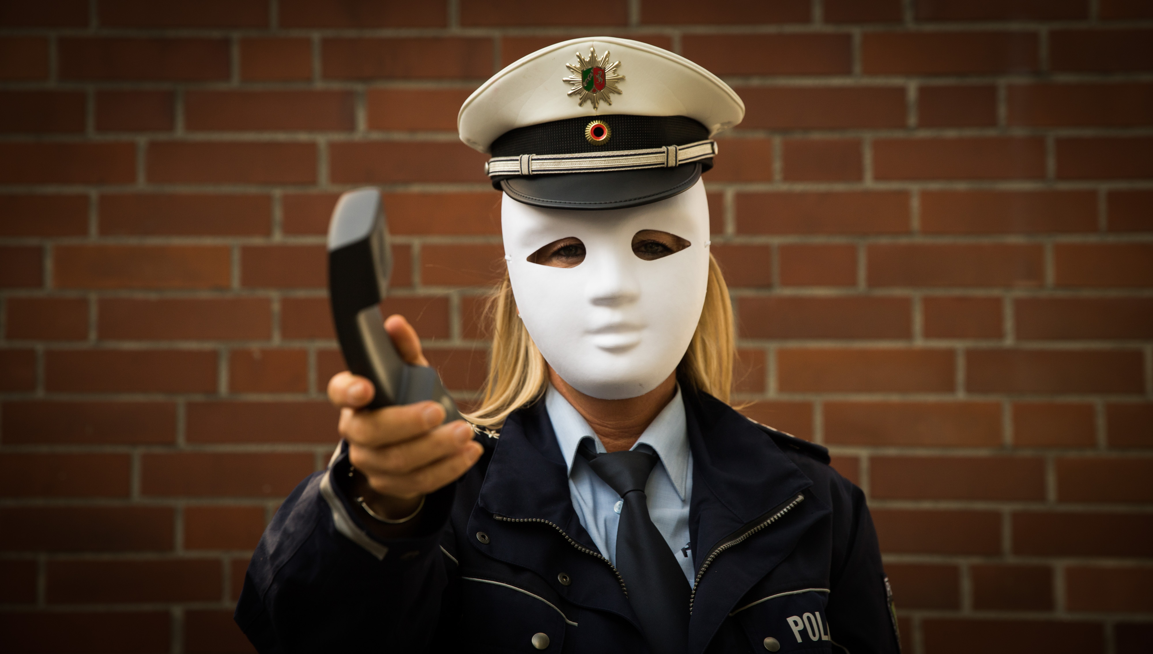 Here is just a symbolic image - the fact is: fake police officers deceive citizens on the phone