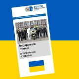 Symbolbild Flagge Ukraine mit Flyer für Geflüchtete