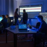 Mitarbeitende Cybercrime-Kompetenzzentrum vor großen Bildschirmen