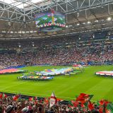 Auf dem Fußballplatz werden vor dem Spiel Georgien gegen Portugal die Nationalflaggen präsentiert