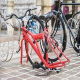 Diebe haben ein angekettetes Fahrrad ausgeschlachtet