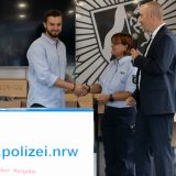 Gemeinsam mit Ordnungsdezernent Simon Nowak (l.), der mit seinen Kindern da war, und den Polizistinnen Christina Kleine (l.) und Katja Flanz verlieh Polizeipräsident Tim Frommeyer (r.) den Sicherheitspreis der Ordnungspartner an Erick Bloßfeld Salgar. Foto: Polizei Gelsenkirchen