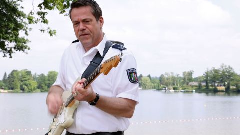 Hans Steinmeier an der Gitarre: Er komponierte die „Ode an die Würde“.