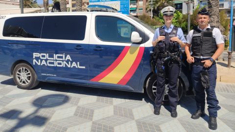 Kollege der Policia Nacional mit Dienstwagen