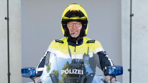 Nach einer schweren Krebserkrankung hat sich Dirk Rohde zurück ins Leben – und auf sein Polizeimotorrad – gekämpft.