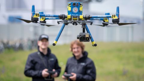 Bei der Polizei NRW sind zwei verschiedene Drohnen-Größen im Einsatz. Für beide gibt es unterschiedliche Lehrgänge.