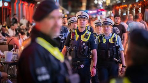 Polizistinnen und Polizisten der Wuppertaler Hundertschaft sind abends in der Düsseldorfer Altstadt unterwegs.