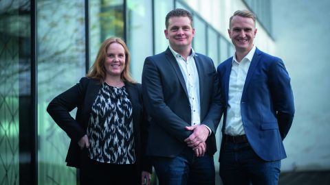 Gruppenfoto vor einem Gebäude mit Glasfront v. l. n. r. Staatsanwältin Alexandra Ruß, Sebastian Goebels, Leiter des polizeilichen Teils der Task Force NRW und Lucas Gehling, Geschäftsführer von MISSIMO