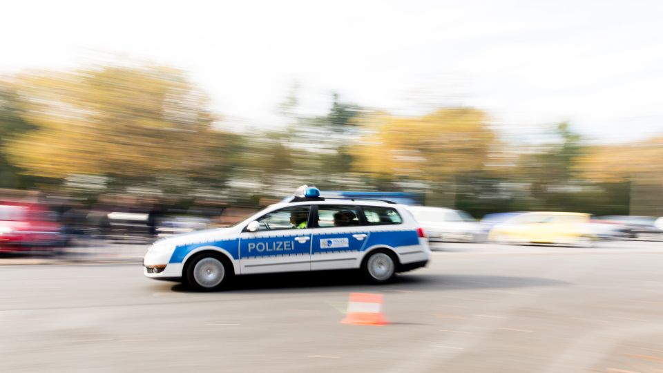 Vollbremsung eines Polizeiautos aus 50 km/h