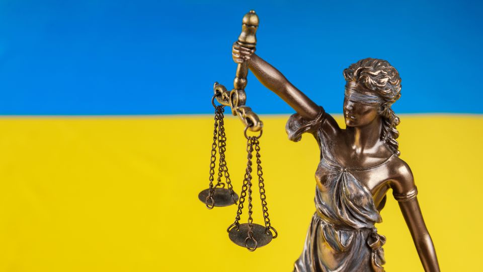 Justitia vor ukrainischer Flagge