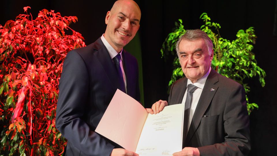 NRW-Innenminister überreicht die Ernennungsurkunde zum Polizeipräsidenten an Tim Frommeyer