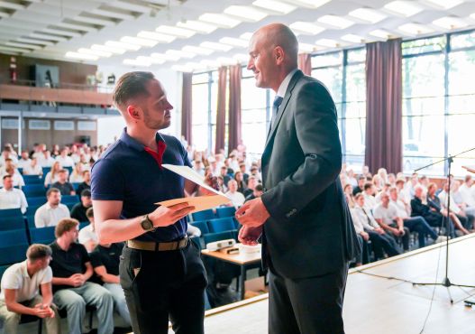 Tim Frommeyer ernennt einen jungen Mann zum Kommissaranwärter