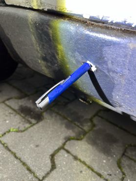 Ein Kugelschreiber ließ sich durch den Schweller drücken.