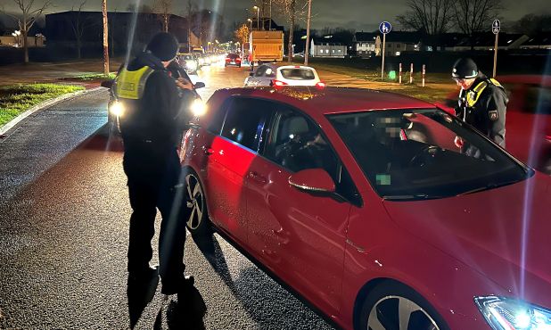 Polizeibeamte kontrollieren am 9. Dezember 2024 Fahrzeuge im Bereich des "Schalker Vereins" in Gelsenkirchen. Foto: Polizei Gelsenkirchen