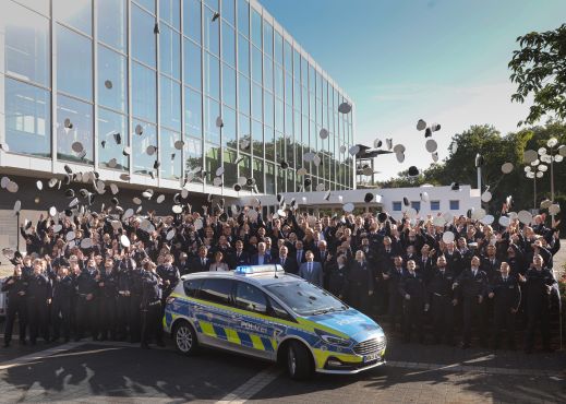 Der obligatorische Mützenwurf durfte nicht fehlen. 194 neue Kommissarinnen und Kommissare wurden am Freitag, 29. August 2025, feierlich im Musiktheater im Revier ernannt. Foto: Polizei Gelsenkirchen