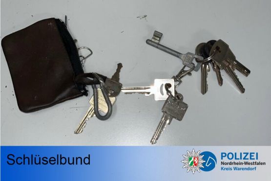 schwarzes Schlüsseletui mit mehren Schlüsseln 