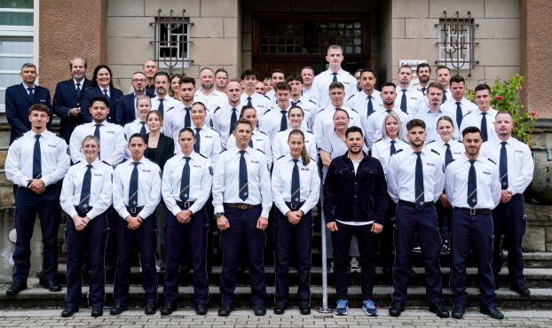Gute Verstärkung, die dringend gebraucht wird. Die Polizei Gelsenkirchen freut sich über die 42 neuen Kolleginnen und Kollegen. Foto: Polizei Gelsenkirchen